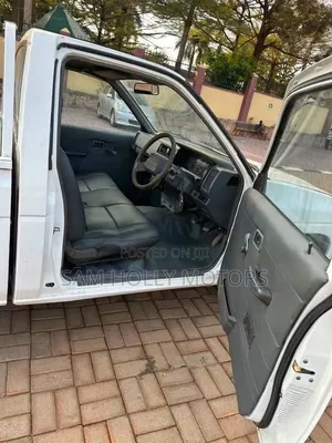 Nissan Pick-Up 2000 White