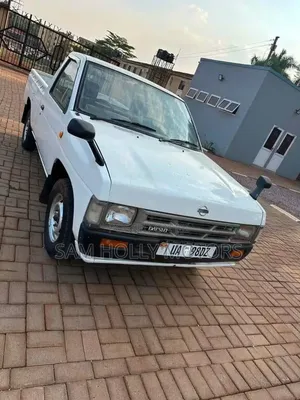 Nissan Pick-Up 2000 White
