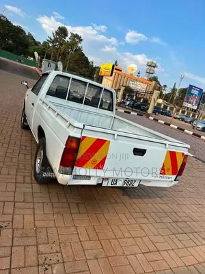 Nissan Pick-Up 2000 White