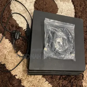 Chipped PS4 Pro. Sony Playstation 4 Pro Will 35 Games and 2 Controller