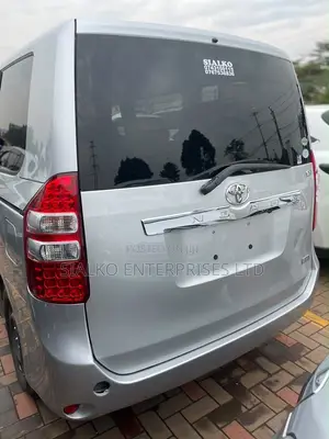 Toyota Noah 2.0 158hp FWD (8 Seater) 2013 Silver