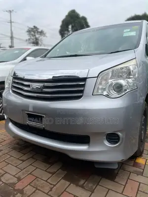 Toyota Noah 2.0 158hp FWD (8 Seater) 2013 Silver