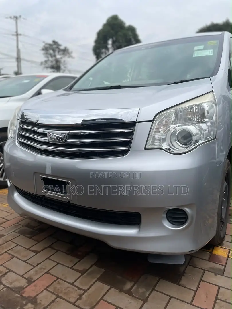 Toyota Noah 2.0 158hp FWD (8 Seater) 2013 Silver