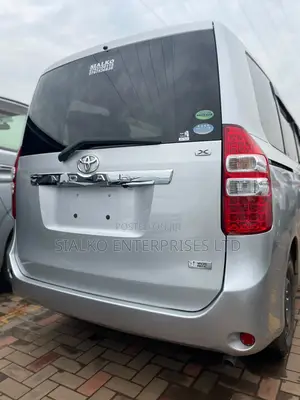 Toyota Noah 2.0 158hp FWD (8 Seater) 2013 Silver