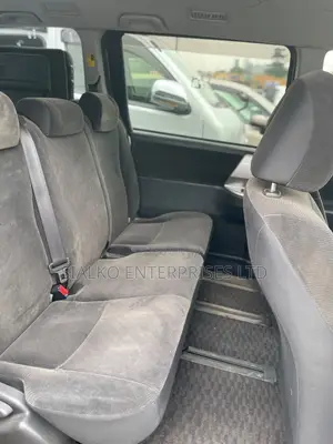 Toyota Noah 2.0 158hp FWD (8 Seater) 2013 Silver