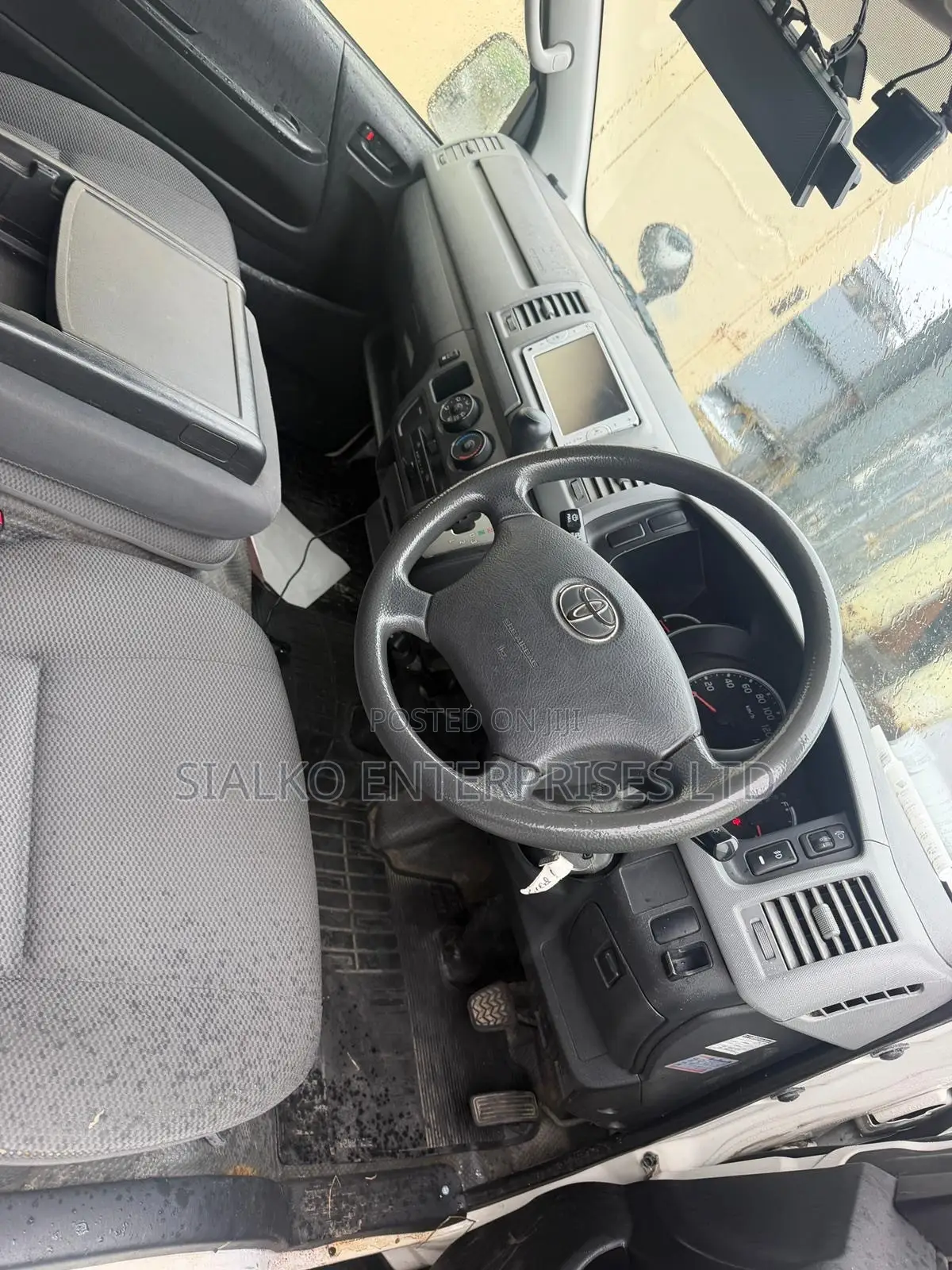 Toyota HiAce 2013 Black