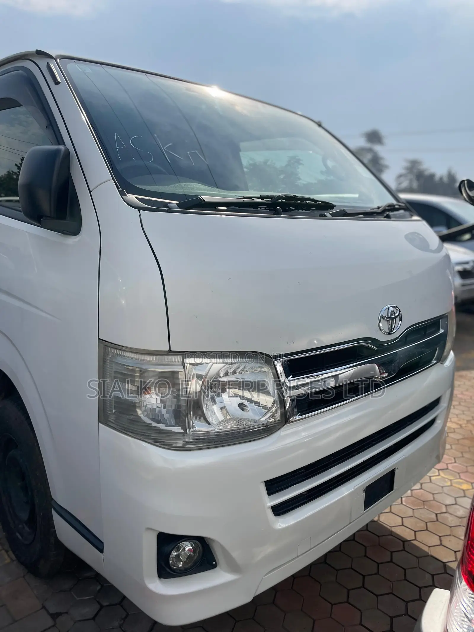 Toyota HiAce 2013 Black