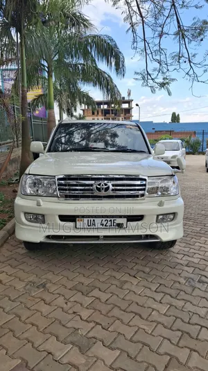 Toyota Land Cruiser 2001 White