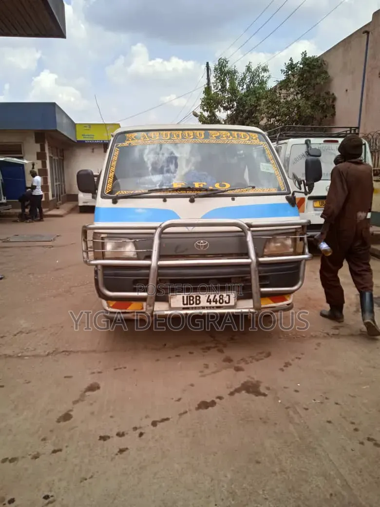 Toyota HiAce 2005 White