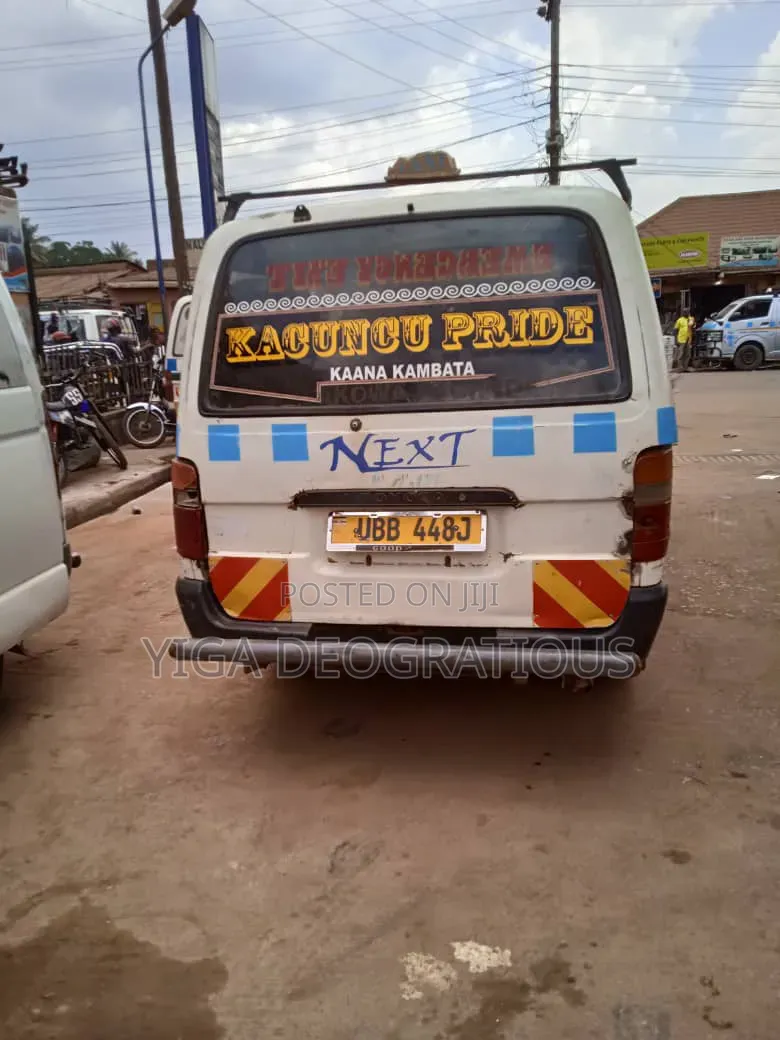 Toyota HiAce 2005 White