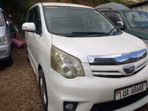 Toyota Noah 2.0 143hp FWD (7 Seater) 2010 White