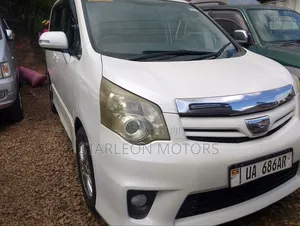 Toyota Noah 2.0 143hp FWD (7 Seater) 2010 White