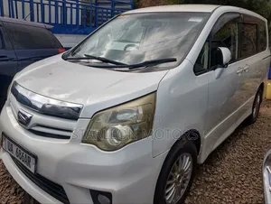 Toyota Noah 2.0 143hp FWD (7 Seater) 2010 White