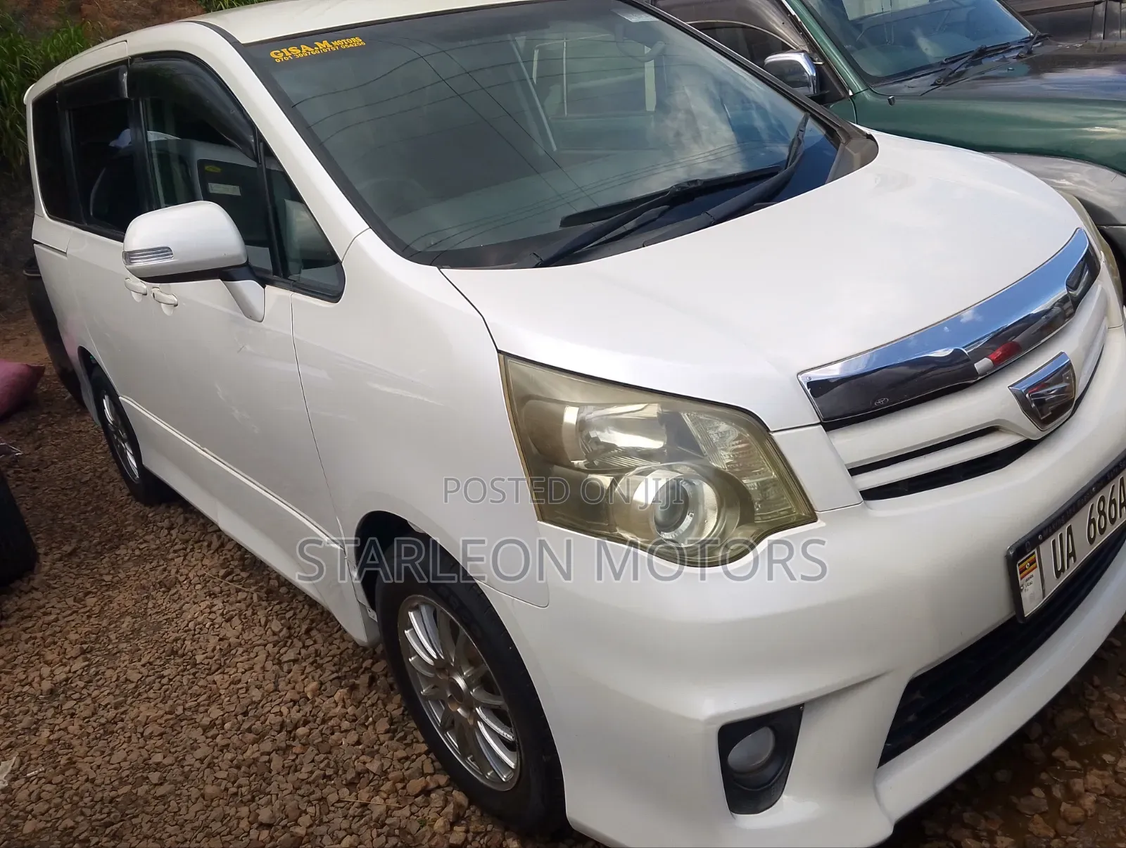 Toyota Noah 2.0 143hp FWD (7 Seater) 2010 White