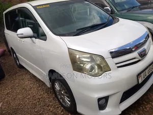 Toyota Noah 2.0 143hp FWD (7 Seater) 2010 White