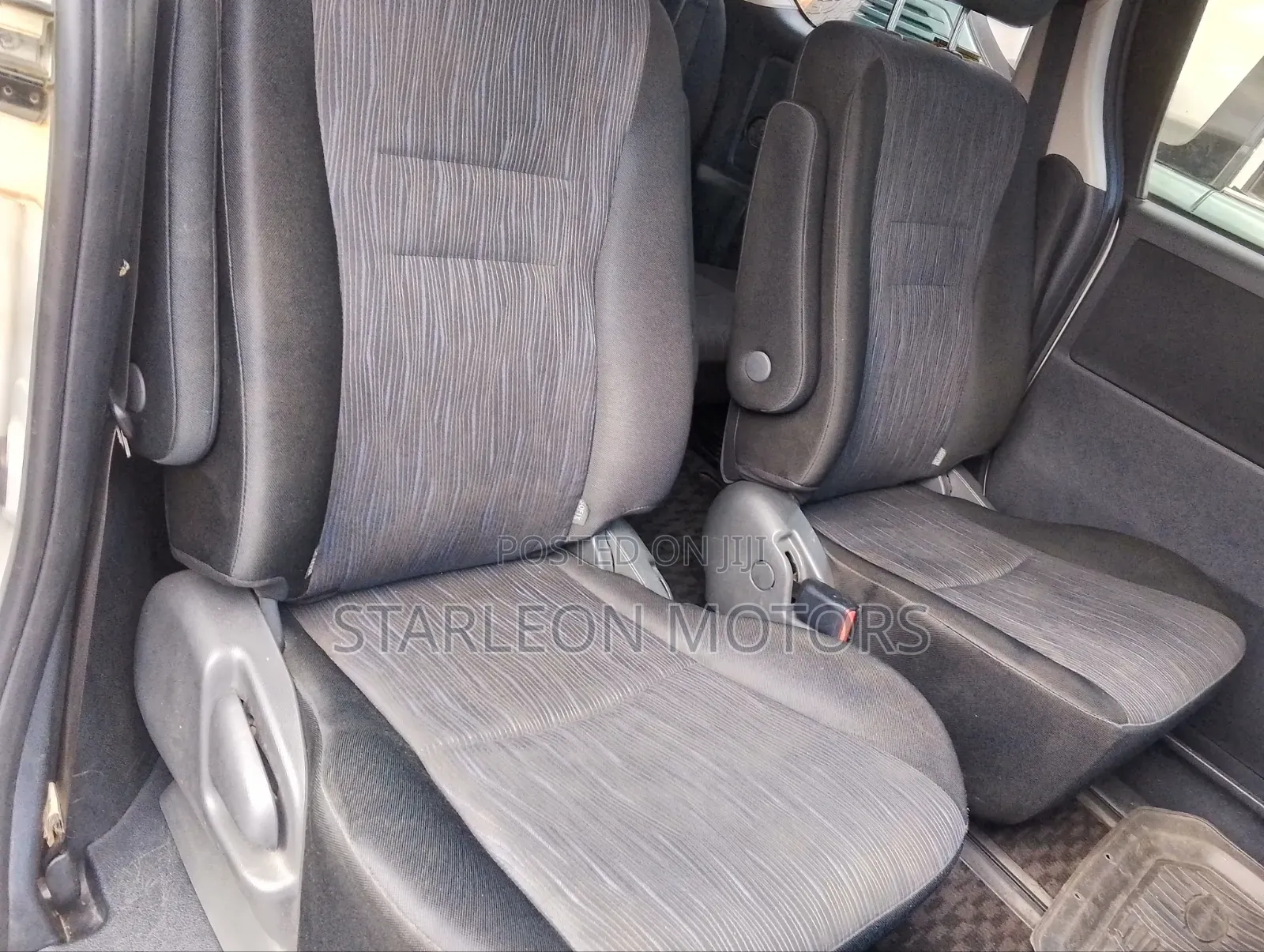 Toyota Noah 2.0 143hp FWD (7 Seater) 2010 White