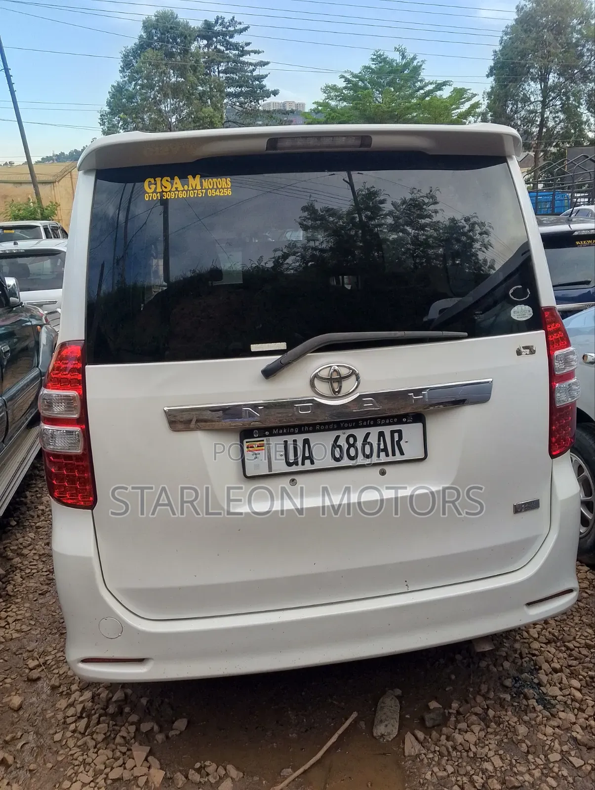 Toyota Noah 2.0 143hp FWD (7 Seater) 2010 White