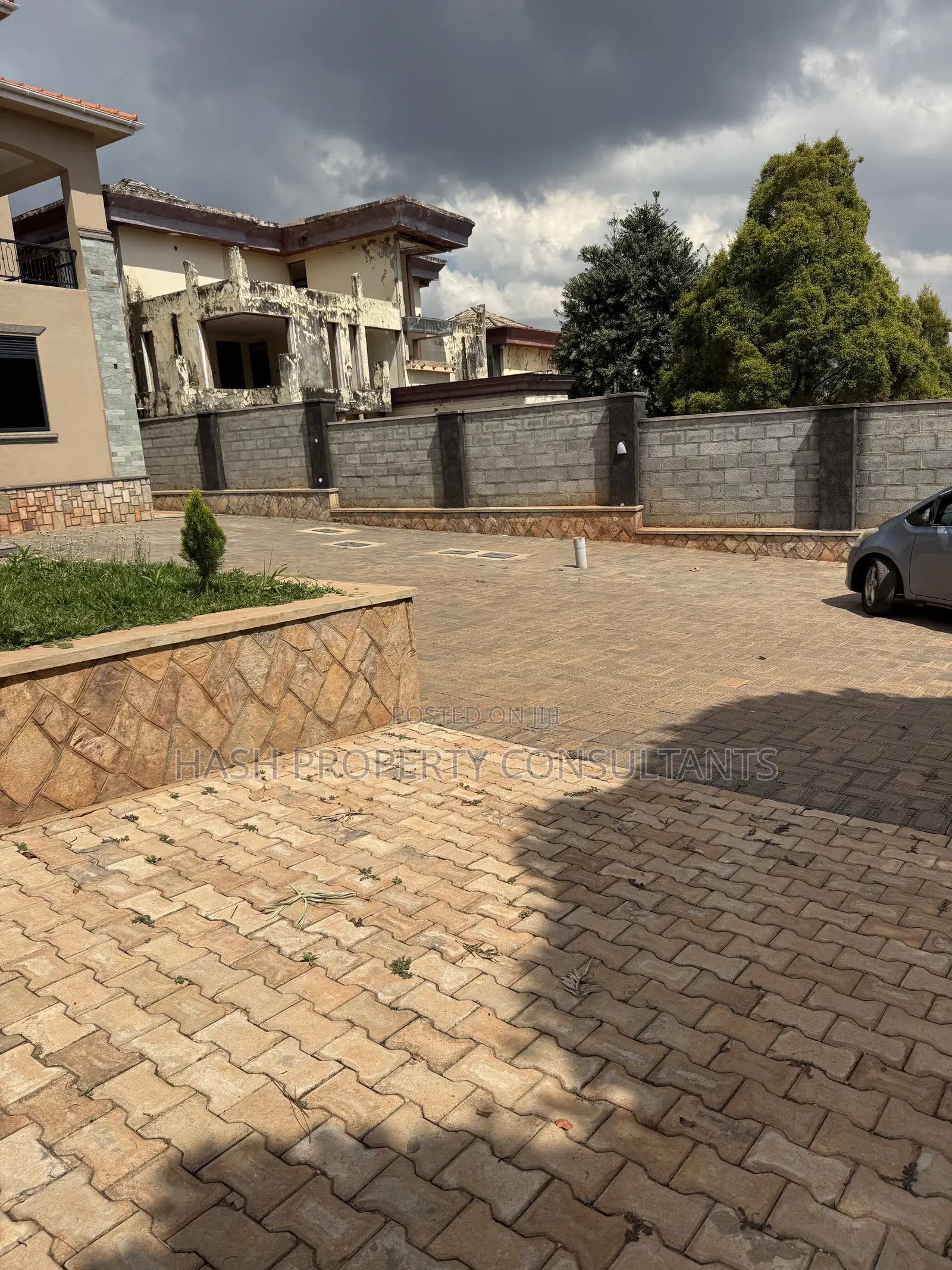 9bdrm House in Akright City, Central Division for sale