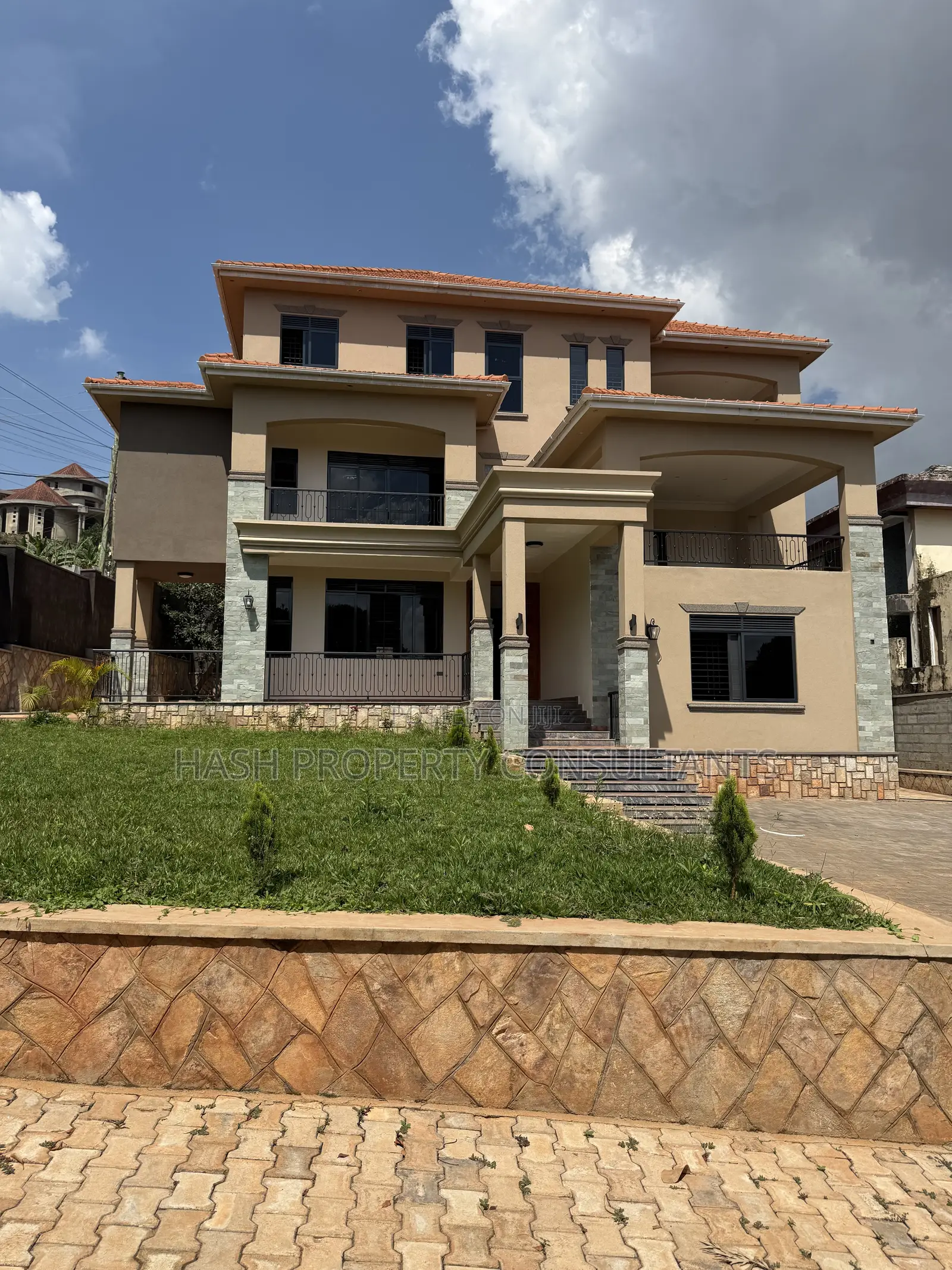 9bdrm House in Akright City, Central Division for sale