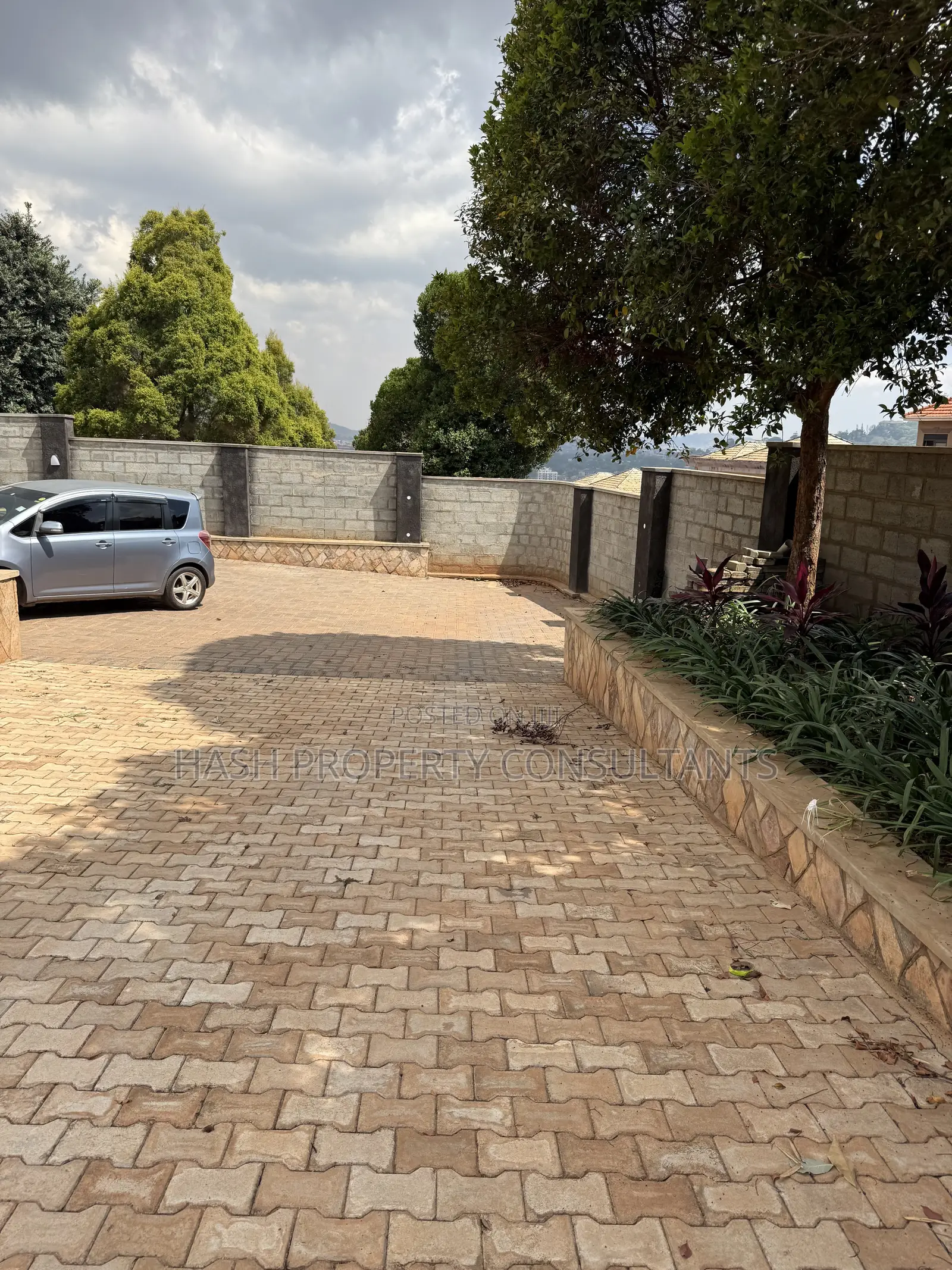 9bdrm House in Akright City, Central Division for sale