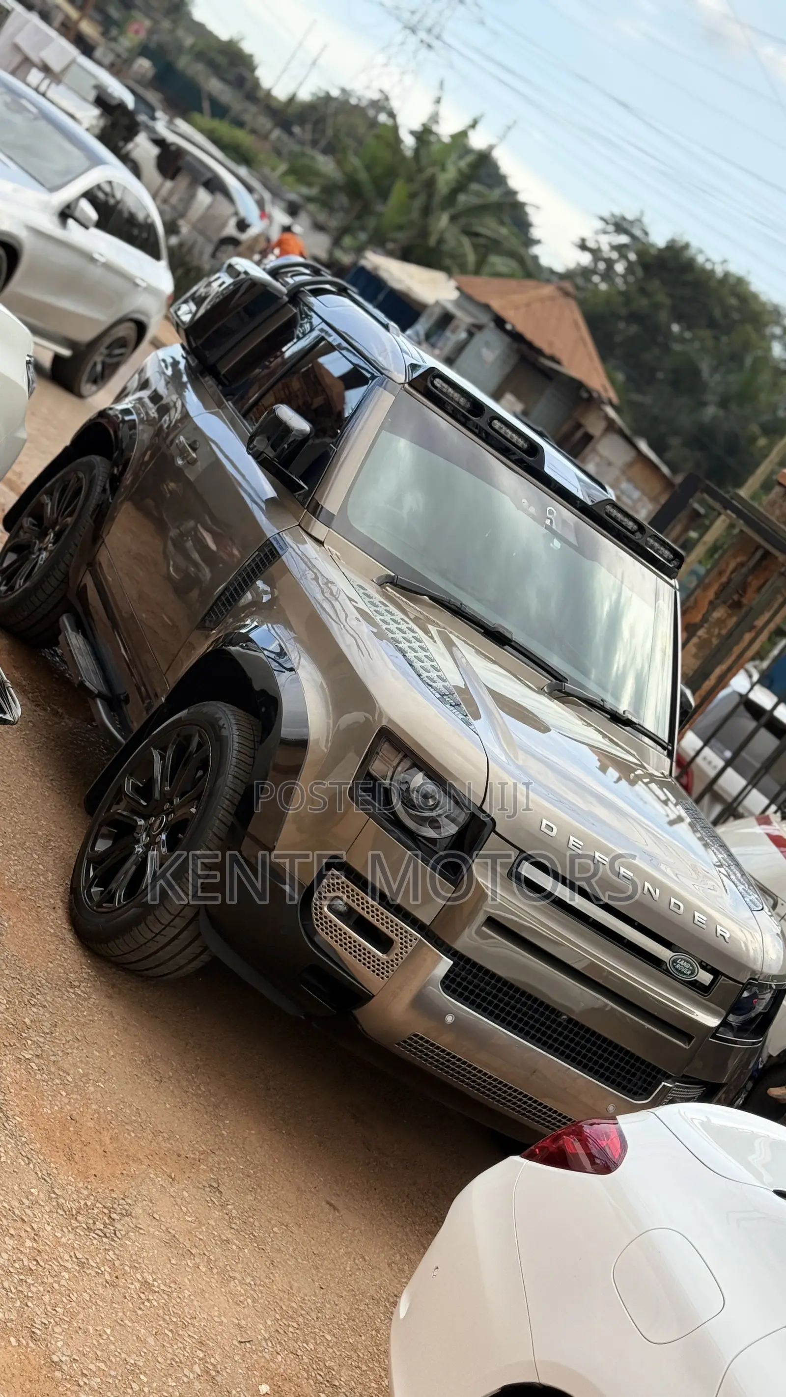 Land Rover Defender X-Dynamic SE 2024 Brown
