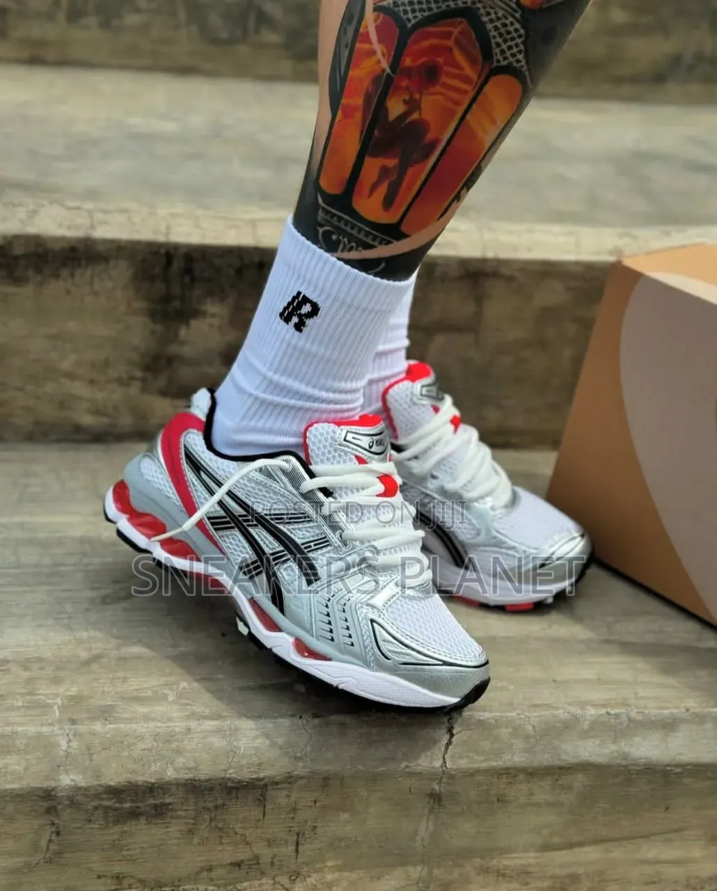 Axics Sneakers