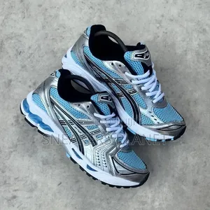 Axics Sneakers