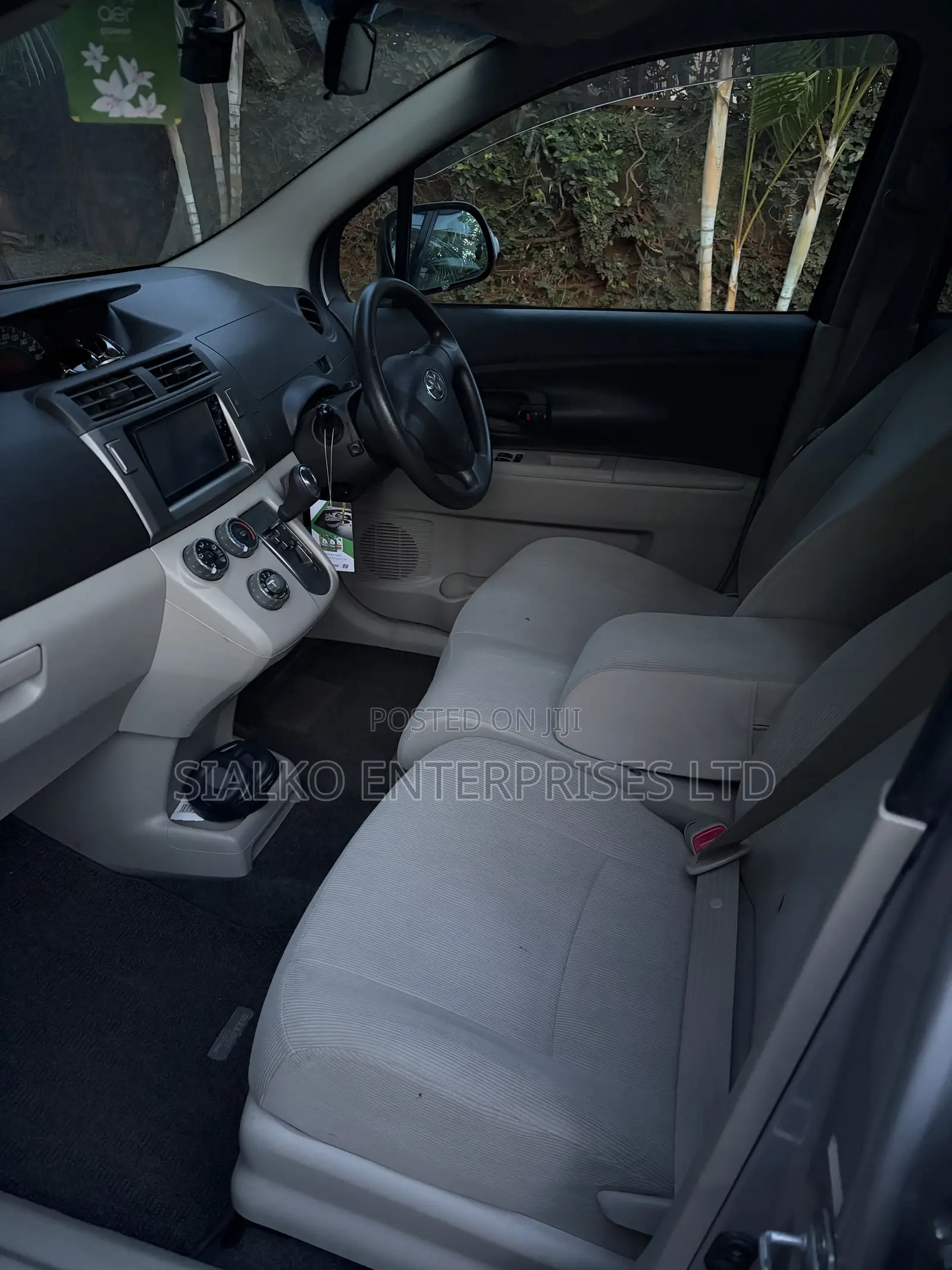 Toyota Passo Sette 2011 Silver