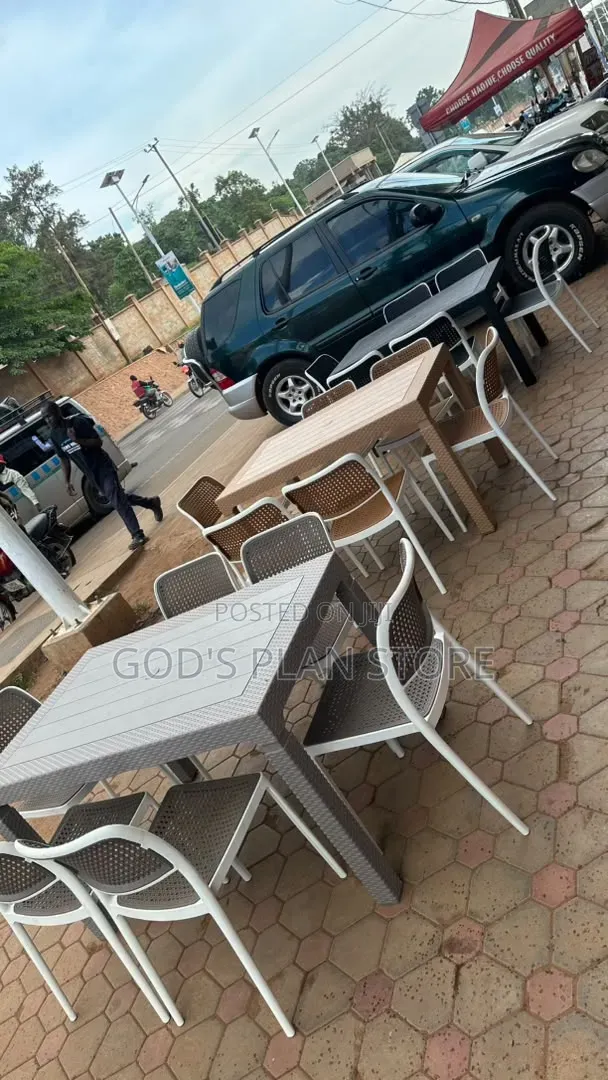 High Quality Bars and Restaurants Plastic Table and Chairs Set