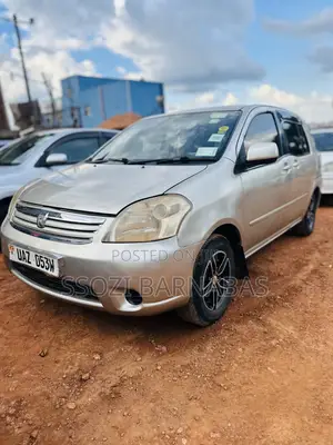 Toyota Raum 2003