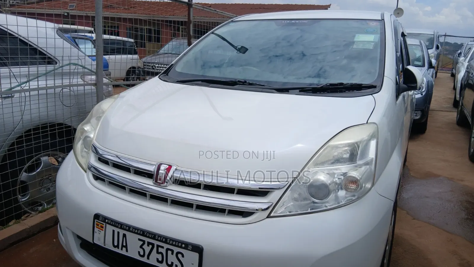 Toyota ISIS 2011 White