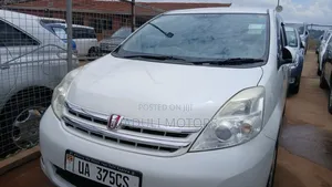 Toyota ISIS 2011 White