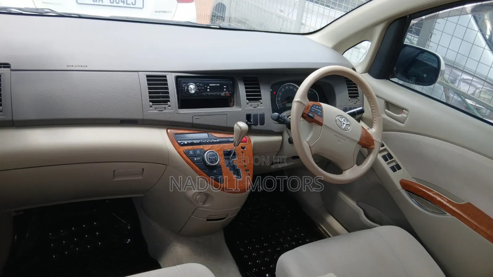 Toyota ISIS 2011 White