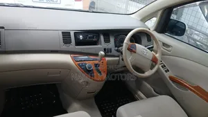 Toyota ISIS 2011 White