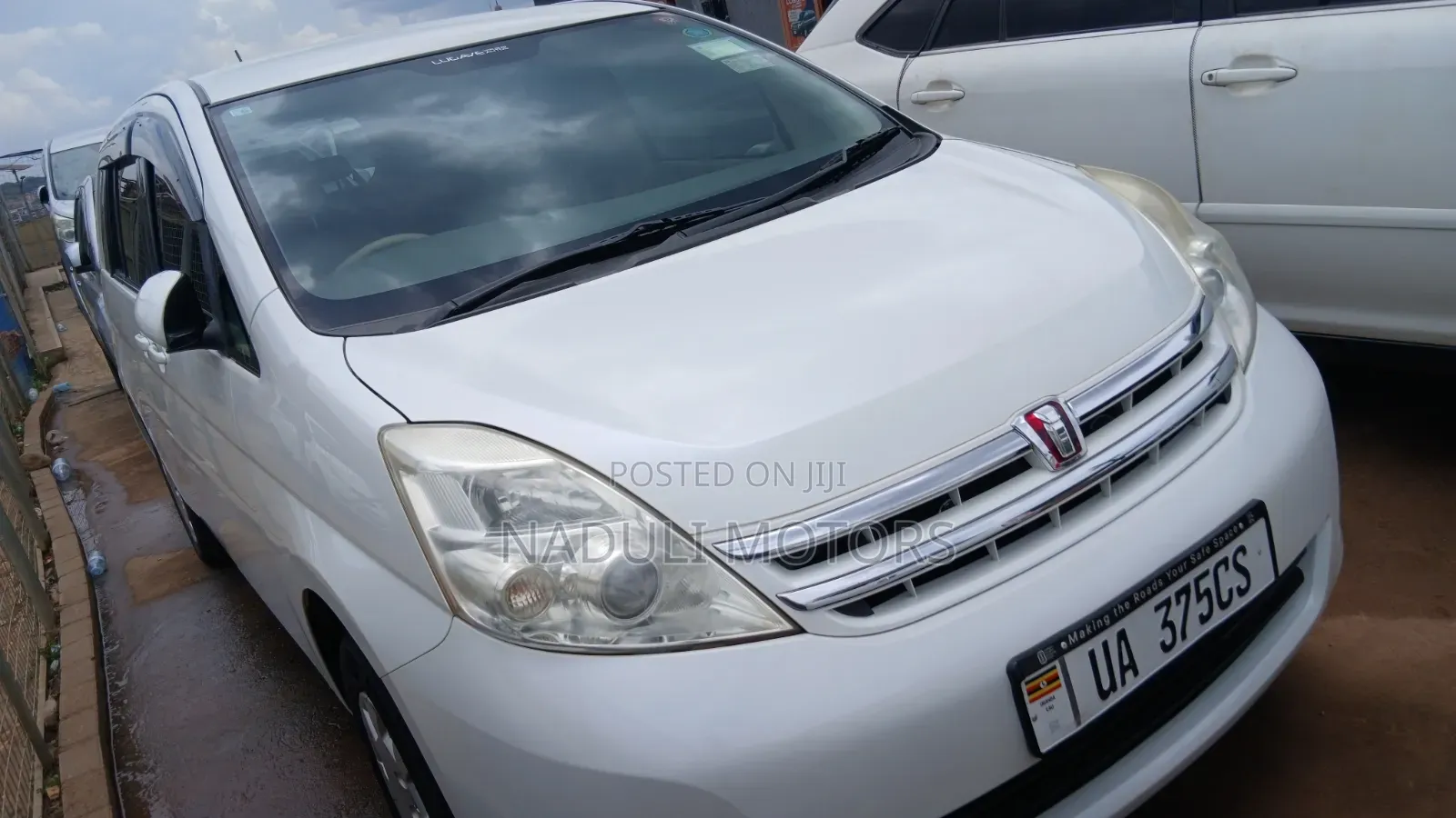 Toyota ISIS 2011 White