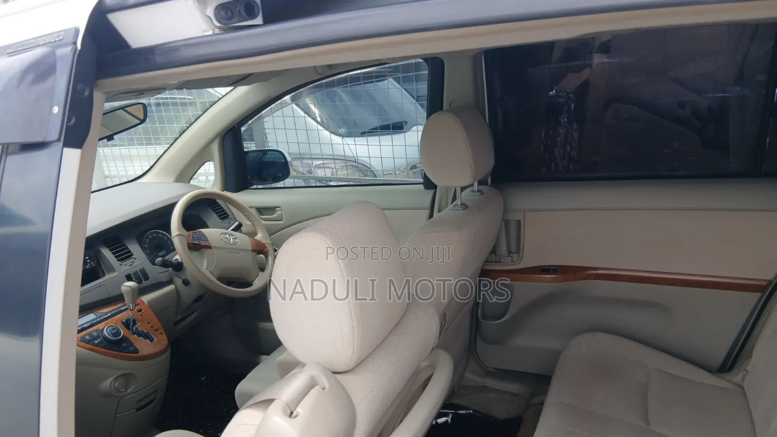 Toyota ISIS 2011 White