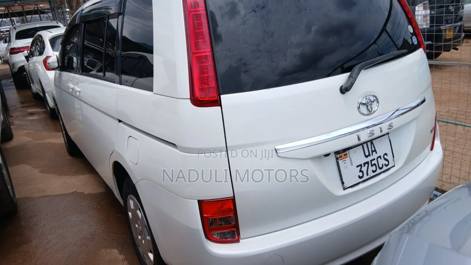 Toyota ISIS 2011 White