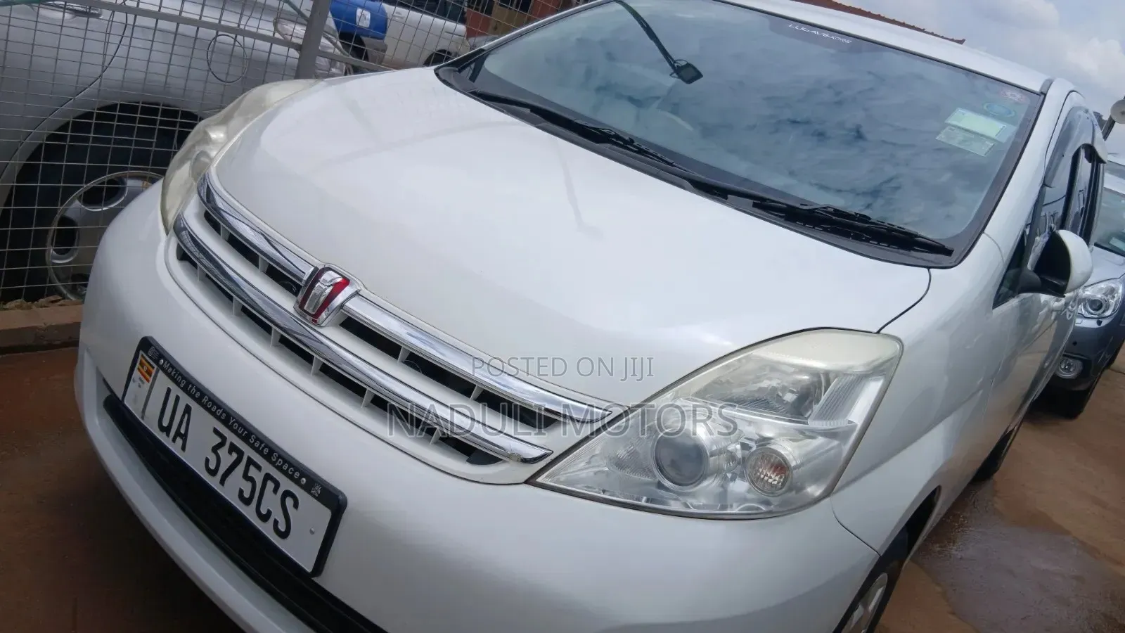 Toyota ISIS 2011 White