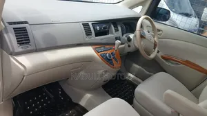 Toyota ISIS 2011 White