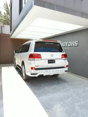Toyota Land Cruiser 2017 White