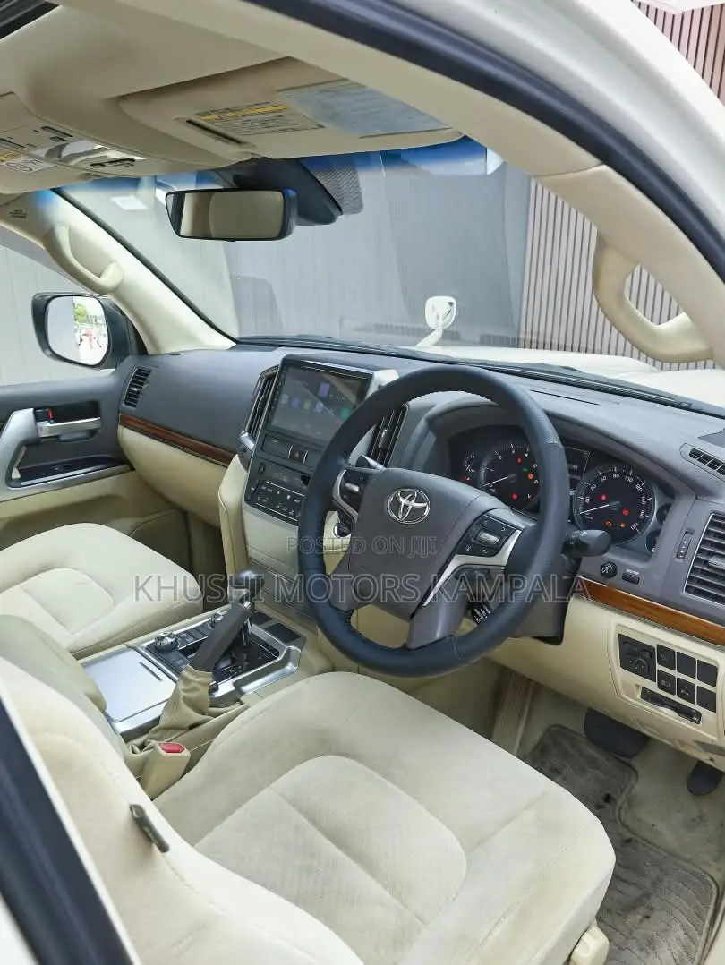 Toyota Land Cruiser 2017 White