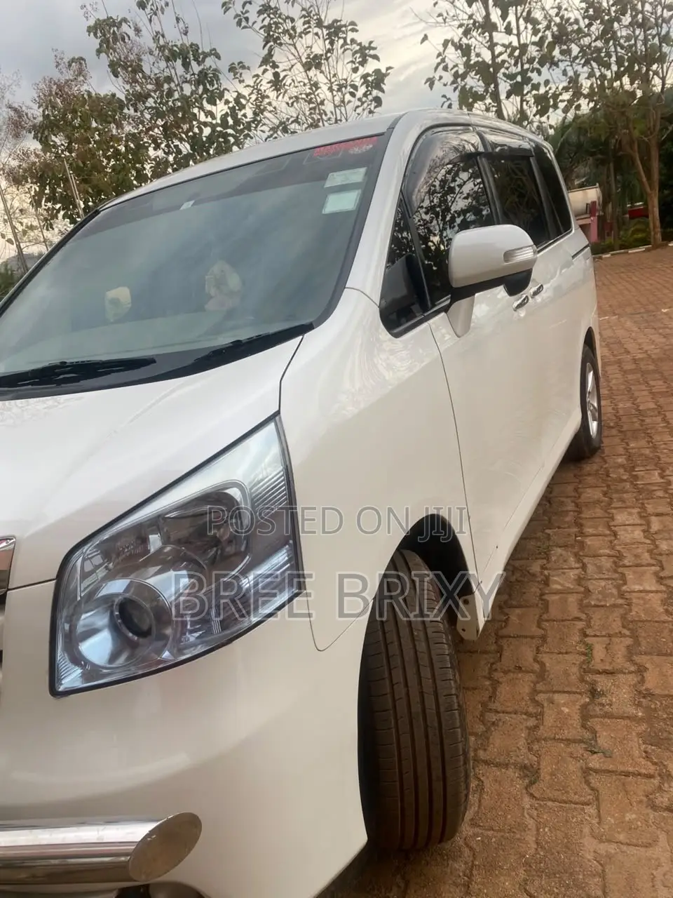 Toyota Noah 2012 White