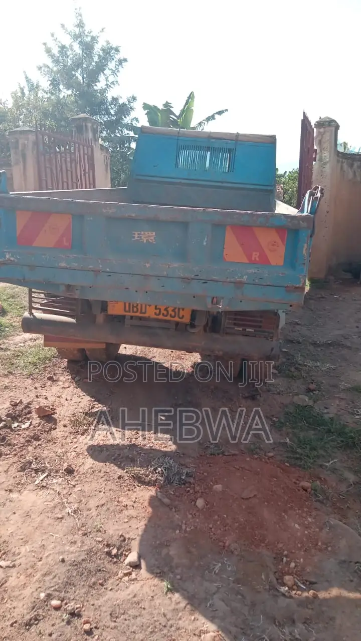 Isuzu ELF Truck 2005 Blue
