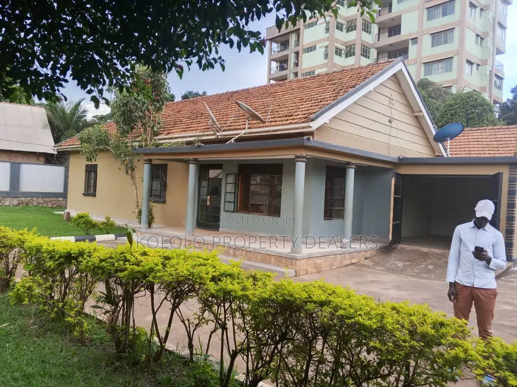 3bdrm Bungalow in Muyenga, Central Division for rent