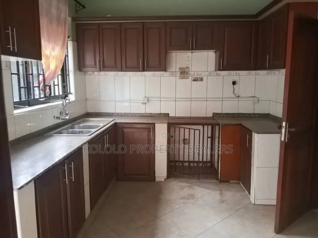 3bdrm Bungalow in Muyenga, Central Division for rent