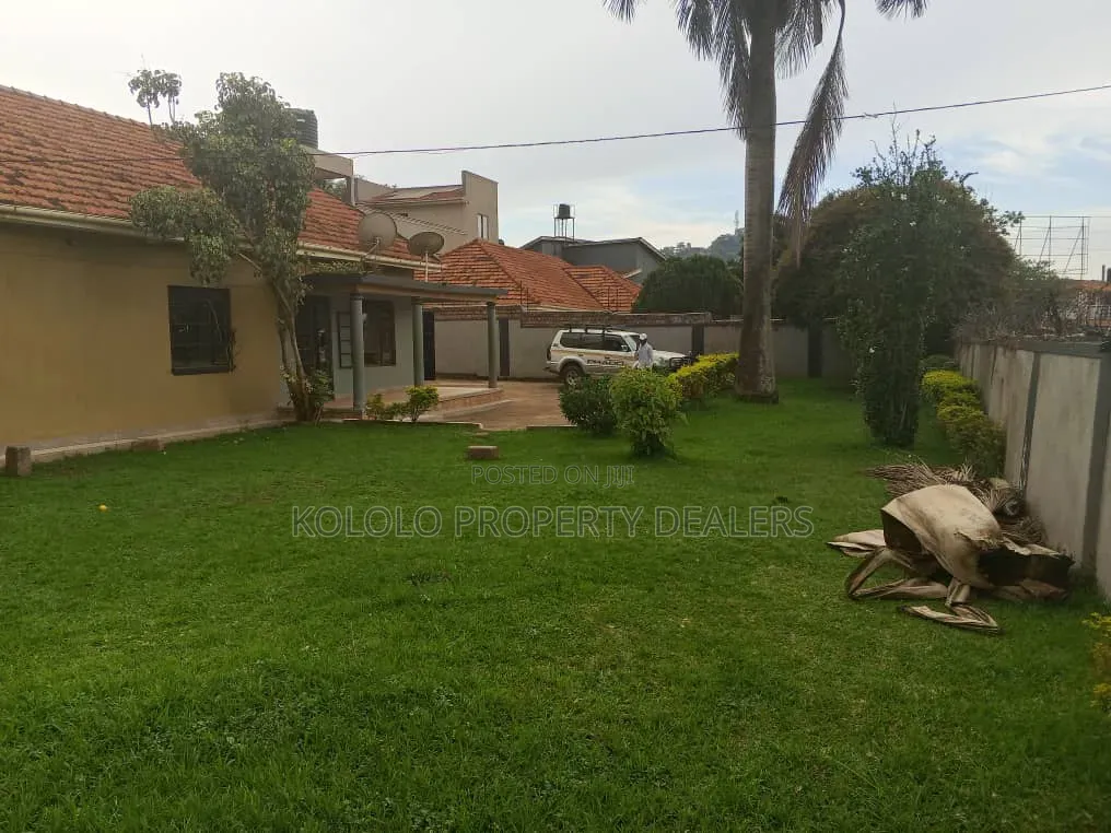 3bdrm Bungalow in Muyenga, Central Division for rent