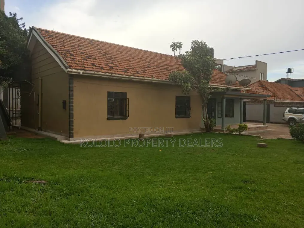 3bdrm Bungalow in Muyenga, Central Division for rent