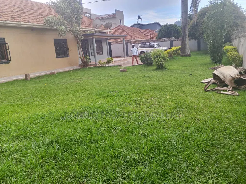 3bdrm Bungalow in Muyenga, Central Division for rent