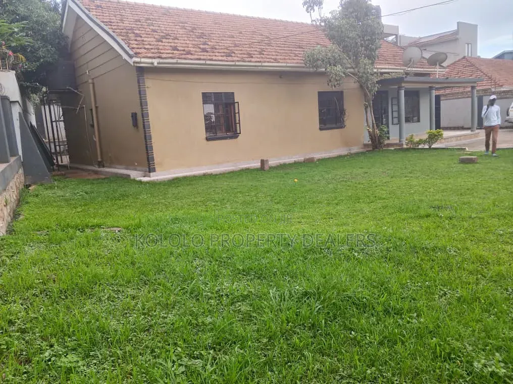 3bdrm Bungalow in Muyenga, Central Division for rent
