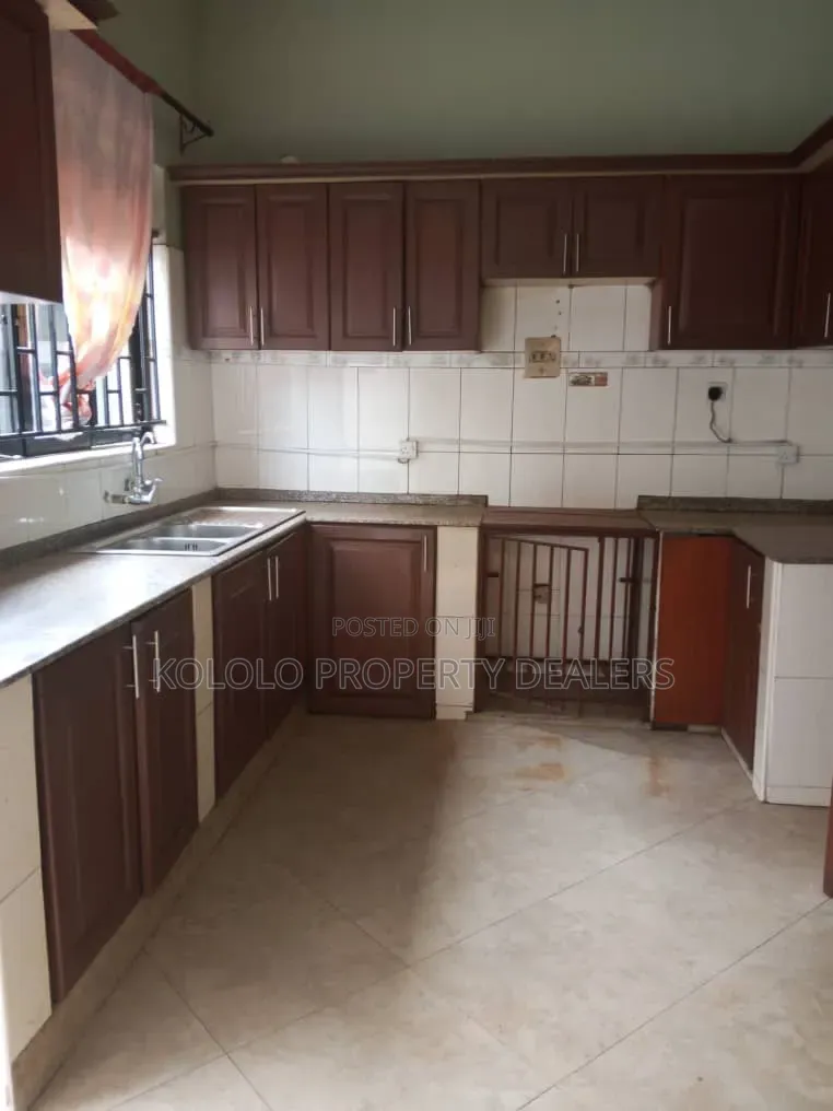 3bdrm Bungalow in Muyenga, Central Division for rent